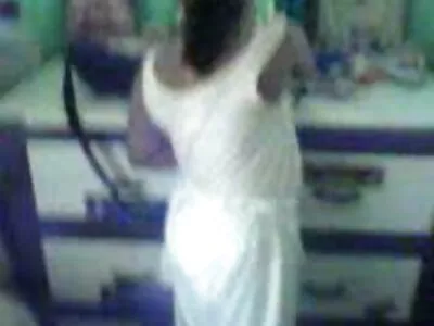 ఆశ్చర్యకరమైన శ్యామల మంచం మీద చిక్కుకుంది