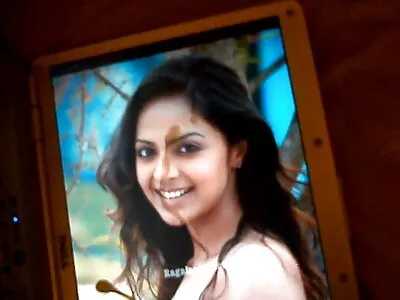 రావెన్ జుట్టు గల మహిళ ఆఫీసులో జానీని ఇబ్బంది పెడుతుంది