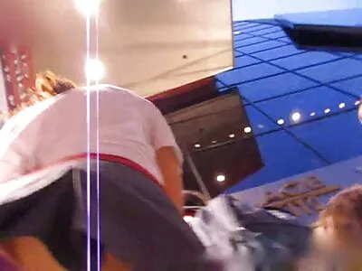 కిచెన్ టేబుల్‌పై నకిలీ టిట్‌లతో పొడవైన బిచ్