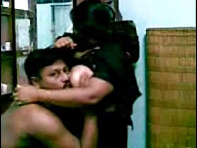 ఆలియా తన గట్టి పుస్సీని పెద్ద జ్యుసి కాక్ మీద కూర్చుంది