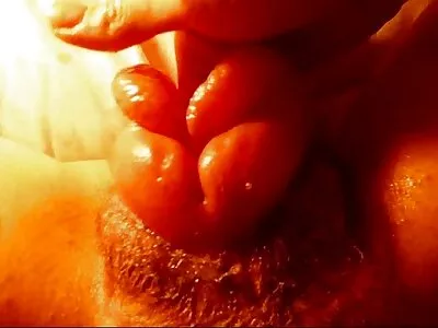 పెటిట్ అందమైన పడుచుపిల్ల ఉద్వేగభరితమైన ఫకింగ్ సమయంలో అడవి వేశ్యగా మారుతుంది